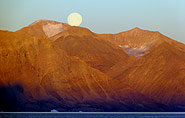 NE--Greenland, rising moon