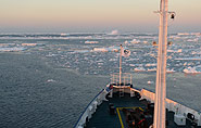 Schiff im Packeis,arctic-travels.com